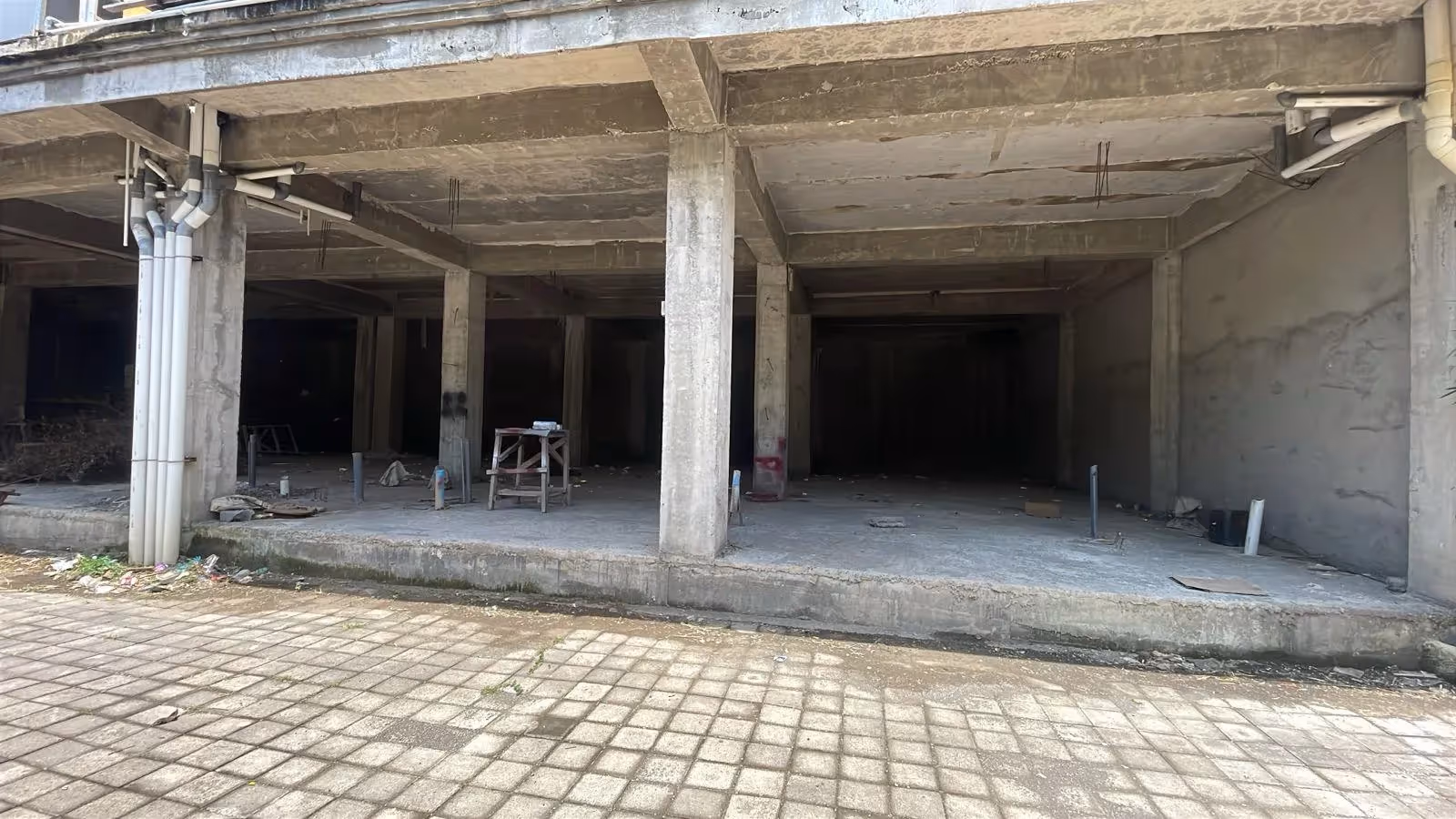 Waki Shop – Ruang Komersial 60 m² yang Dapat Disesuaikan (1/3)