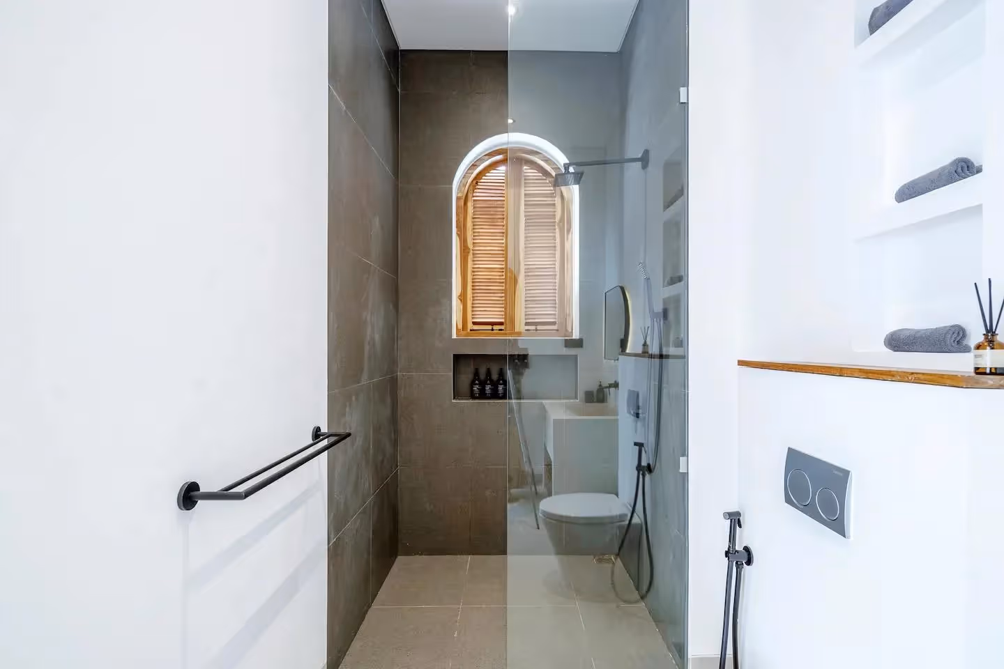 Villa Almare – Villa Modern 2 Kamar Tidur dengan Taman & Lounge Tepi Kolam Renang (1/9)