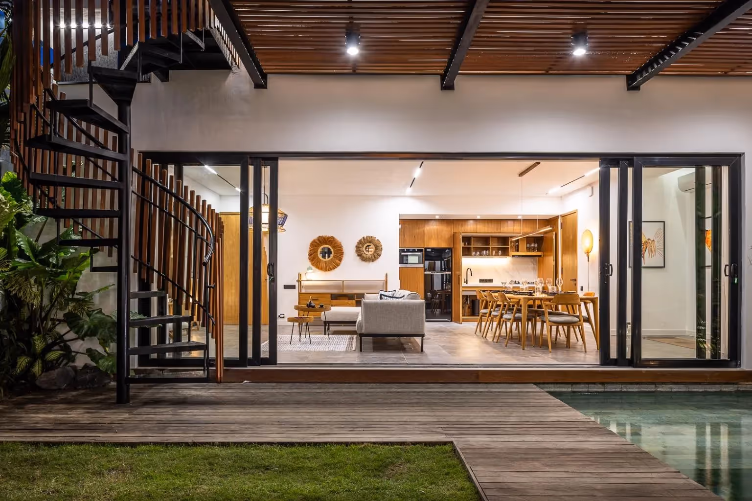 Villa Alinda - Modern 7-Bedroom Leasehold Villa with Rooftop Lounge in Batu Bolong (1/12)