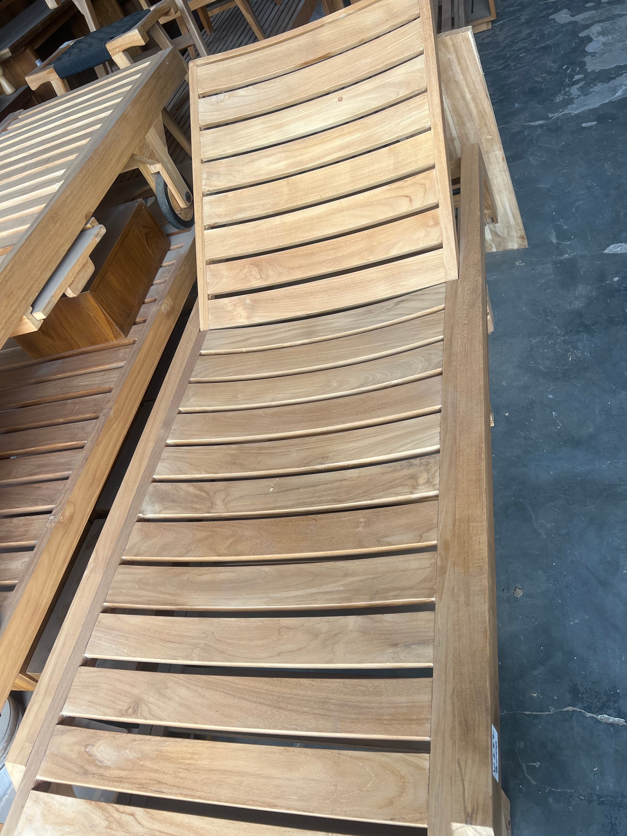 Chaise longue en bois (1/3)