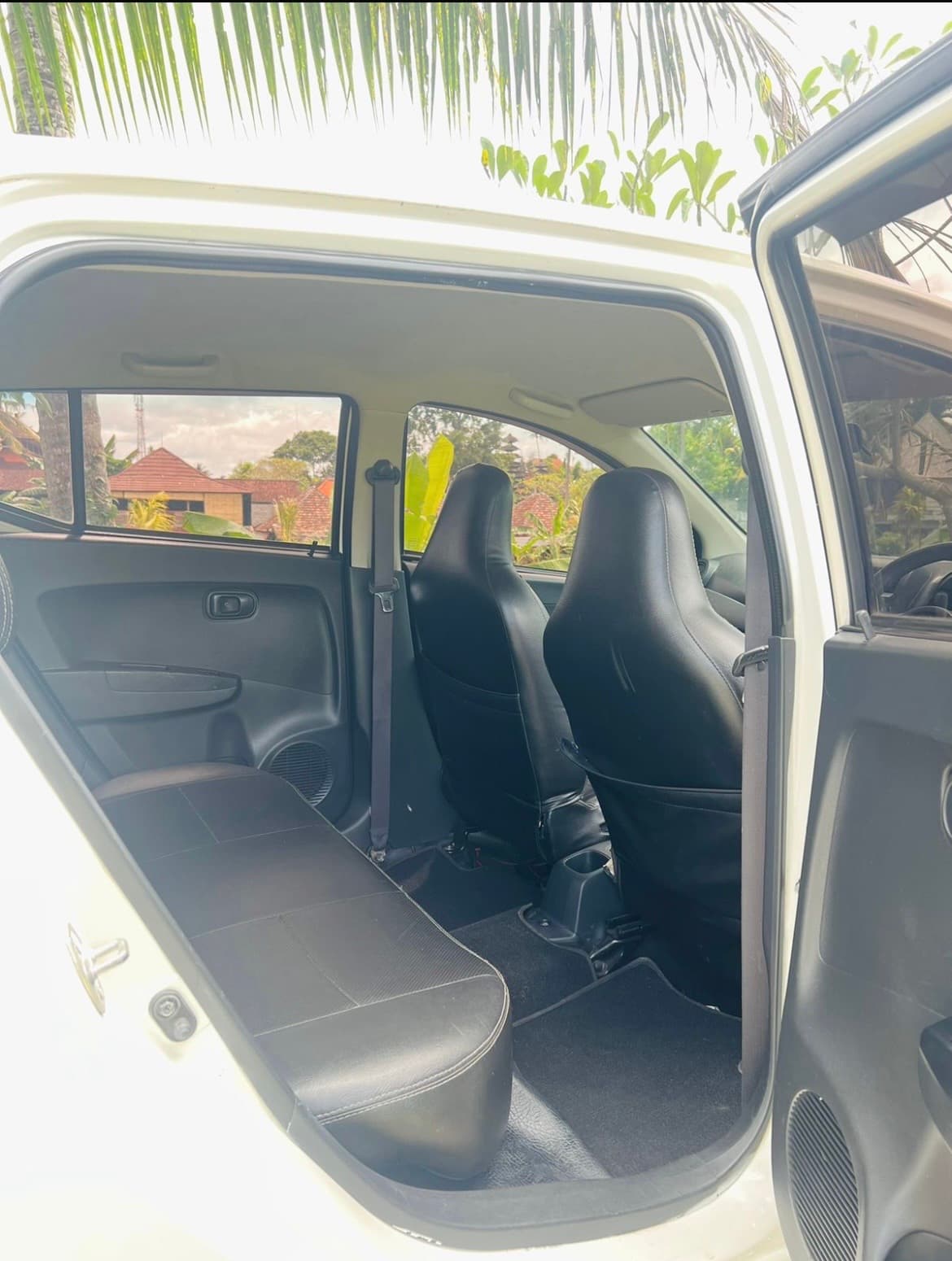 🚗 Toyota Agya MT – Car Rental (1/3)