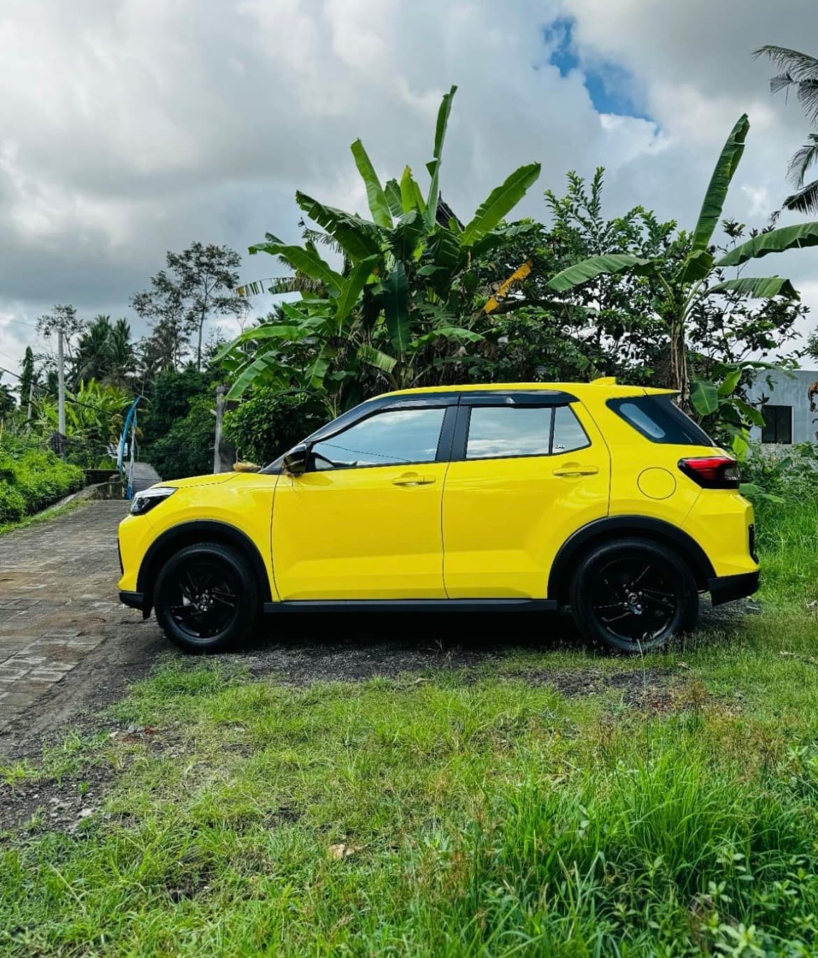 Daihatsu Rocky AT 2024–2026 – rental car (1/3)