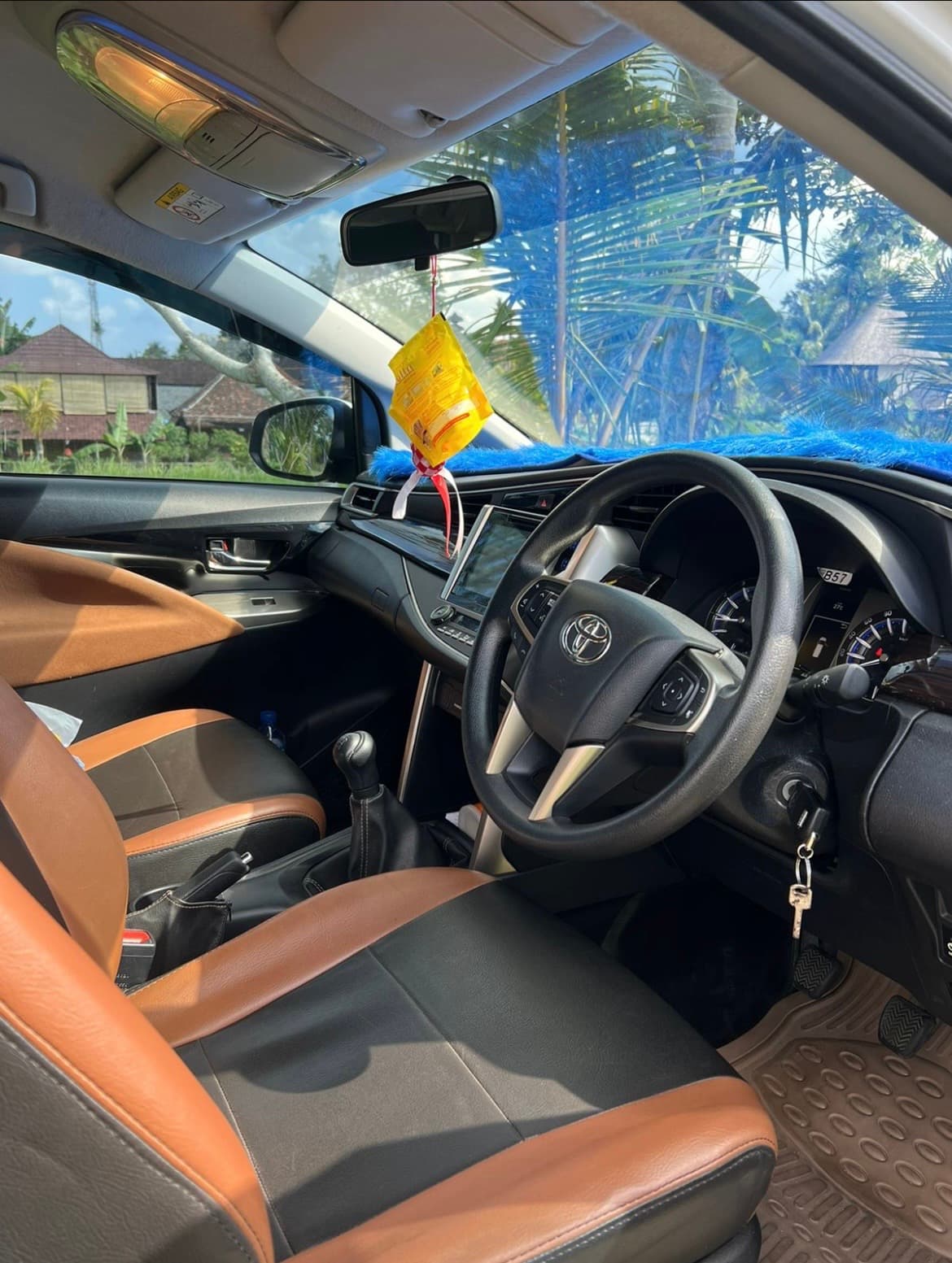 Toyota Innova AT – Car Rental (1/3)