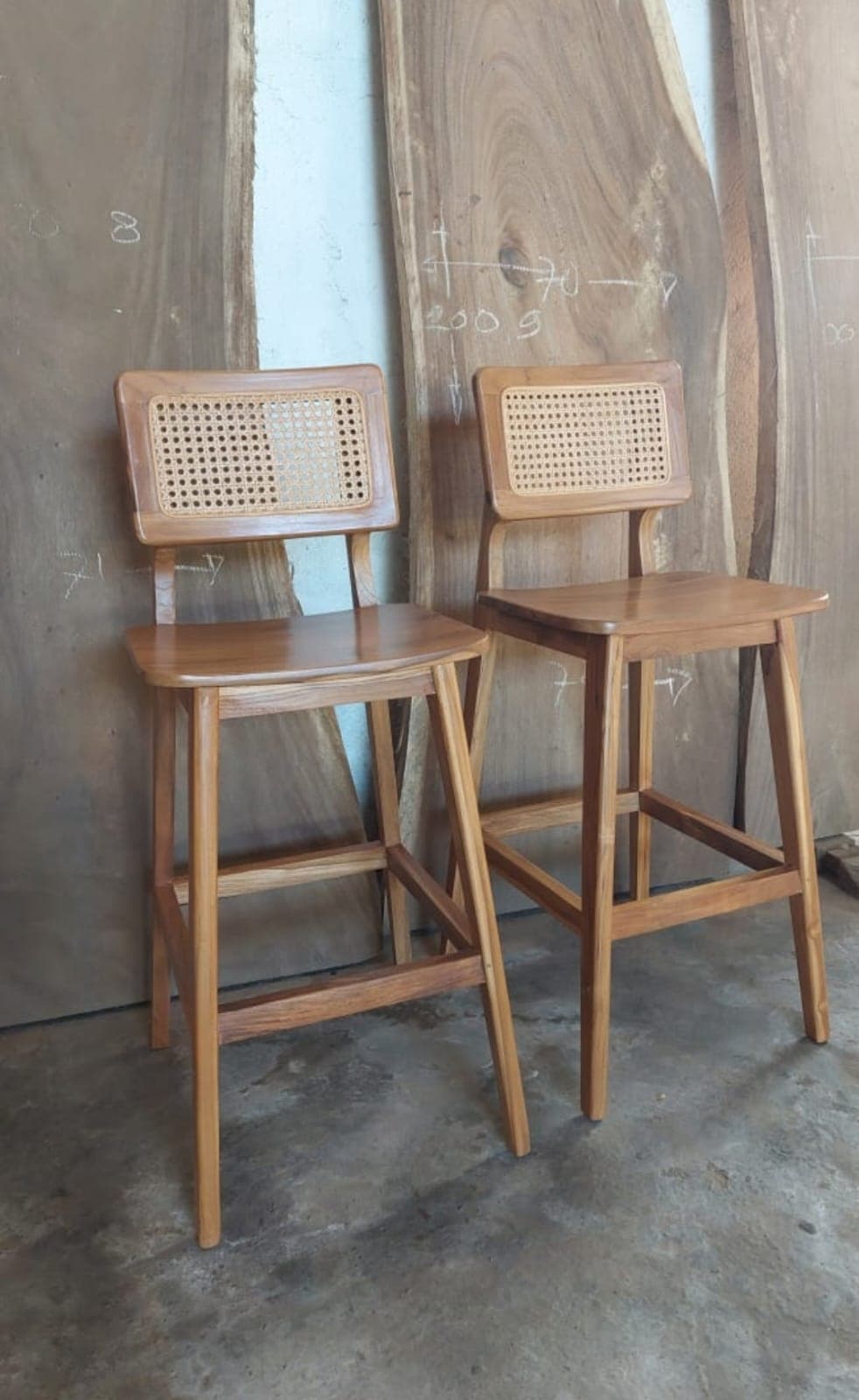 Chaise de bar en bois massif avec dossier en rotin – Minimaliste Japandi (1/2)
