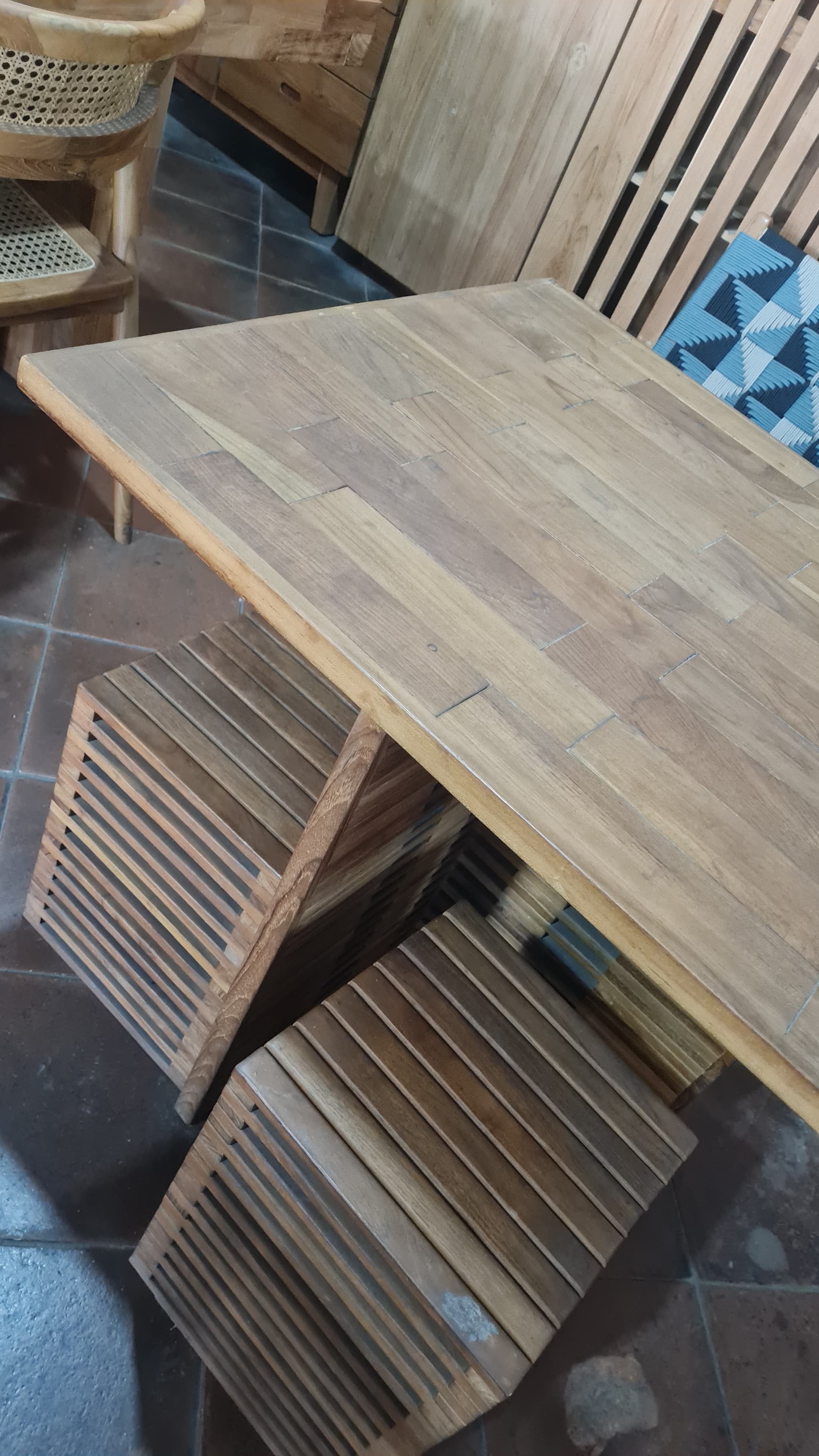 UN ENSEMBLE TABLE ET CHAISES (1/3)