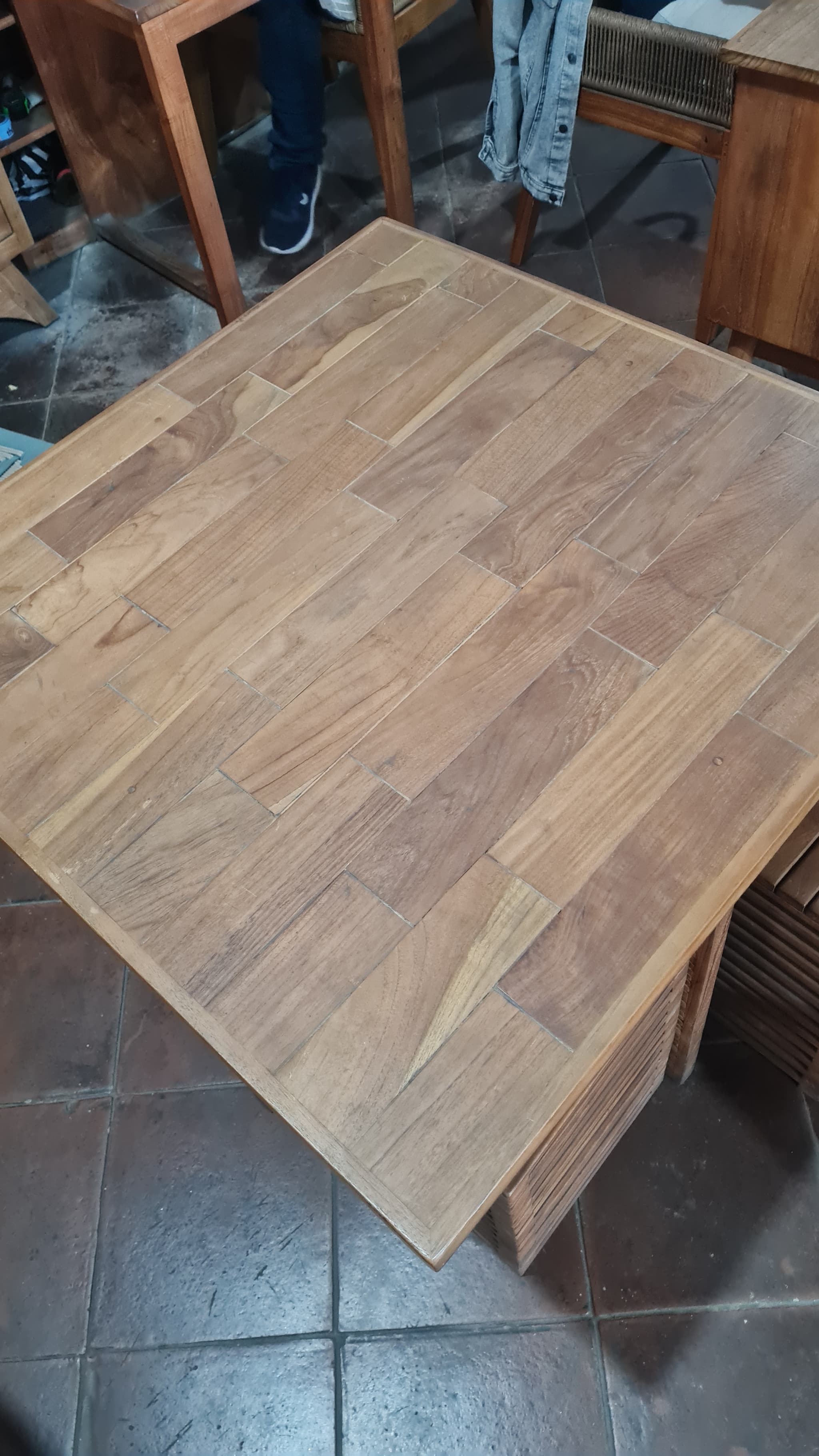 UN ENSEMBLE TABLE ET CHAISES (1/3)