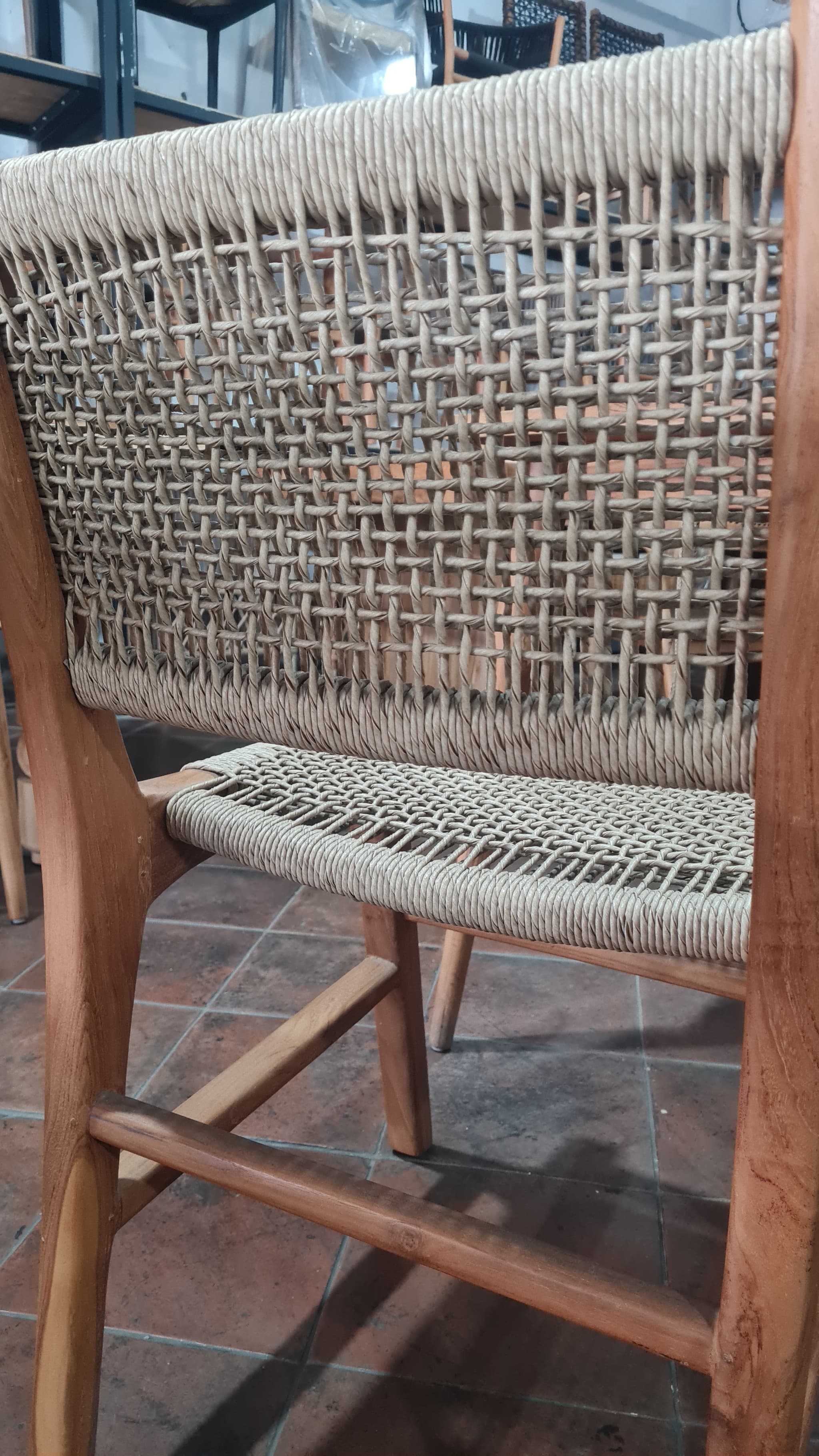 CHAISE EN TECK MATIÈRE SYNTHÉTIQUE (1/3)