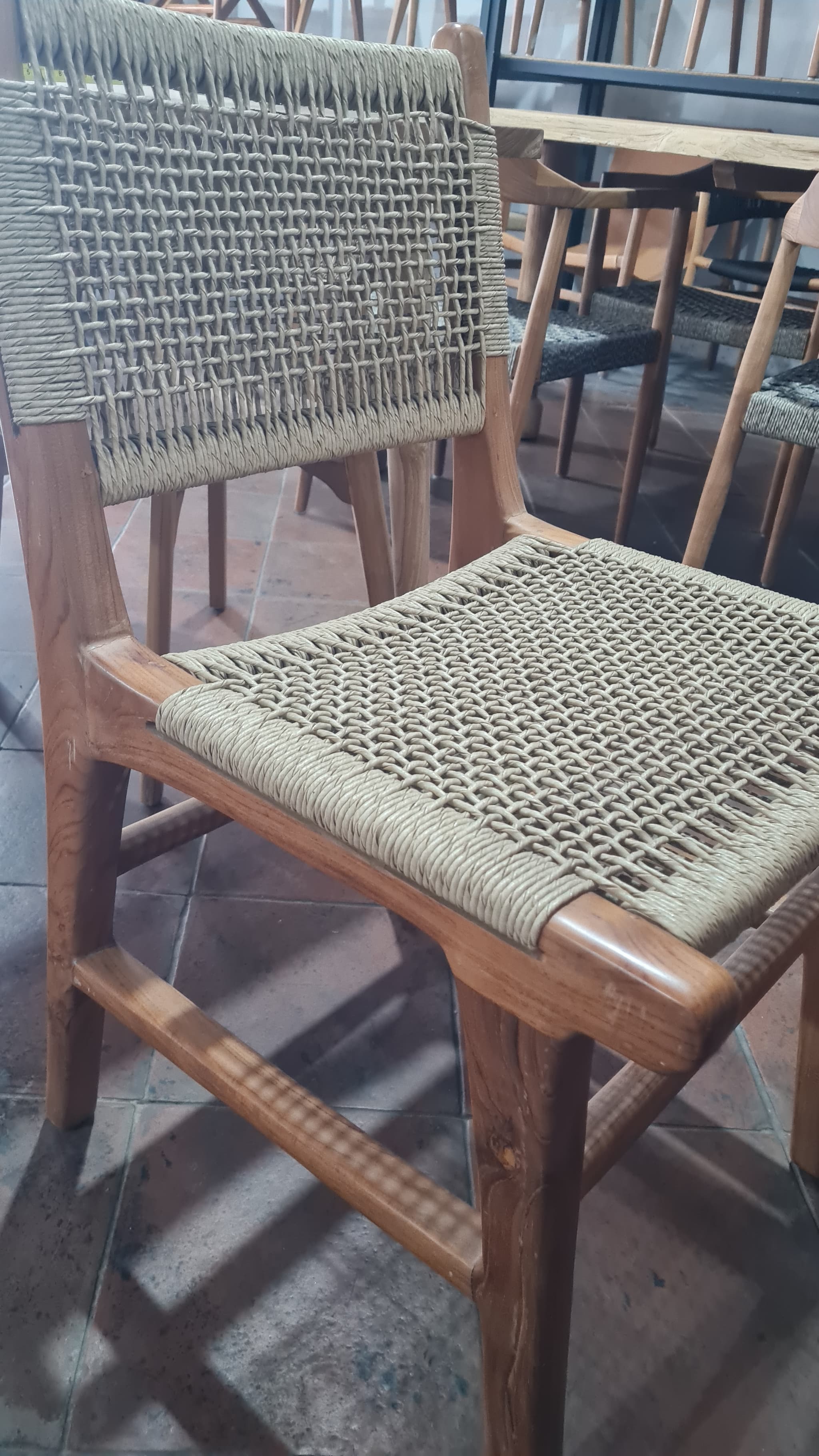CHAISE EN TECK MATIÈRE SYNTHÉTIQUE (1/3)