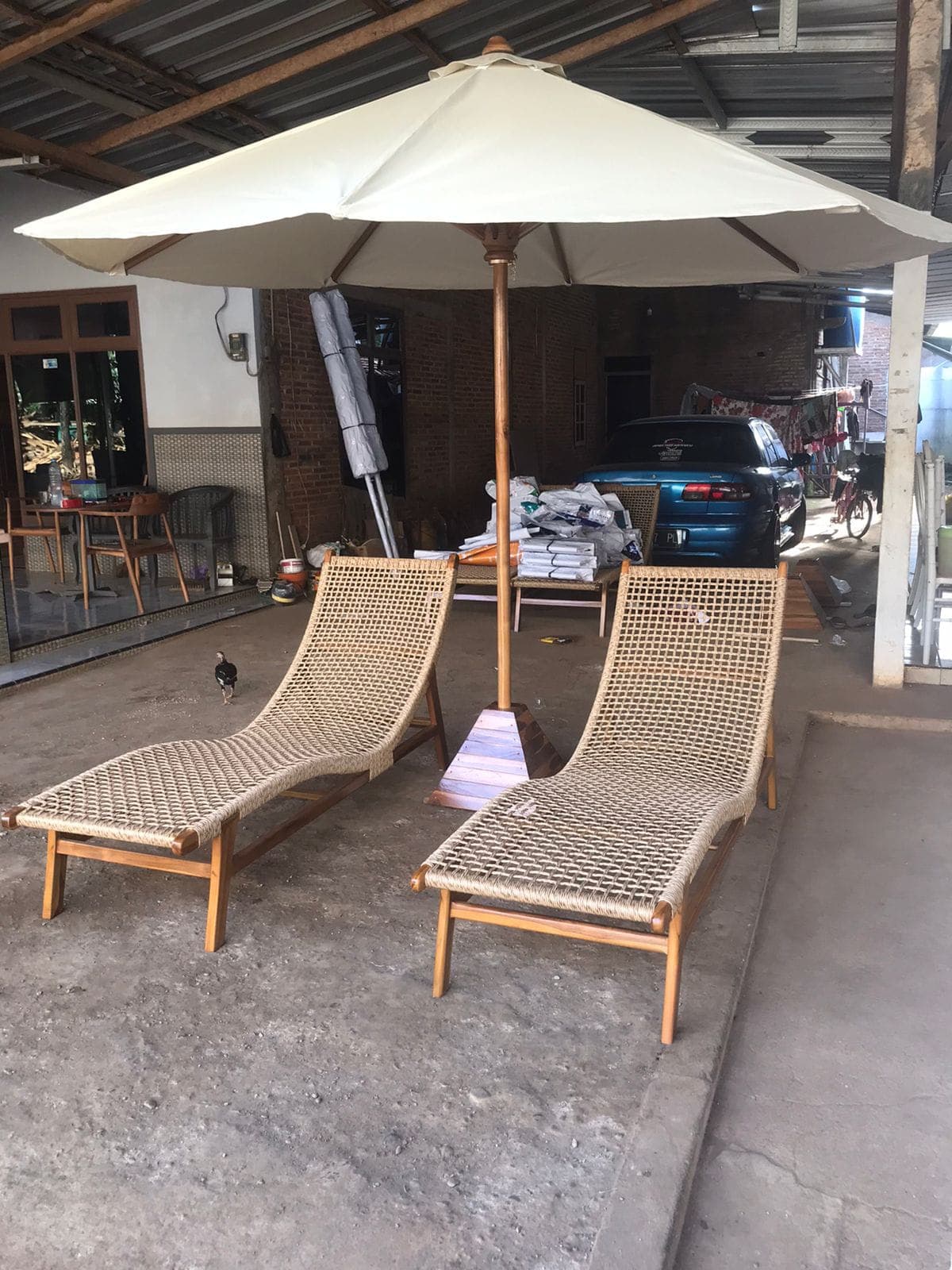 Set Kursi Santai Outdoor 2 Pcs + Payung Pantai Besar – Wooden Lounge Chair Rotan Sintetis (1/2)