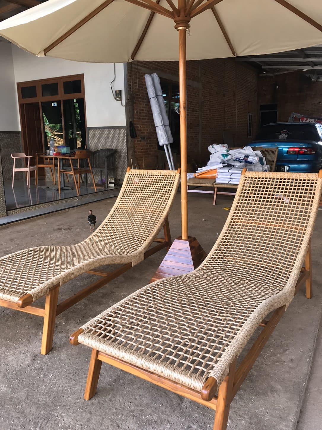 Set Kursi Santai Outdoor 2 Pcs + Payung Pantai Besar – Wooden Lounge Chair Rotan Sintetis (1/2)