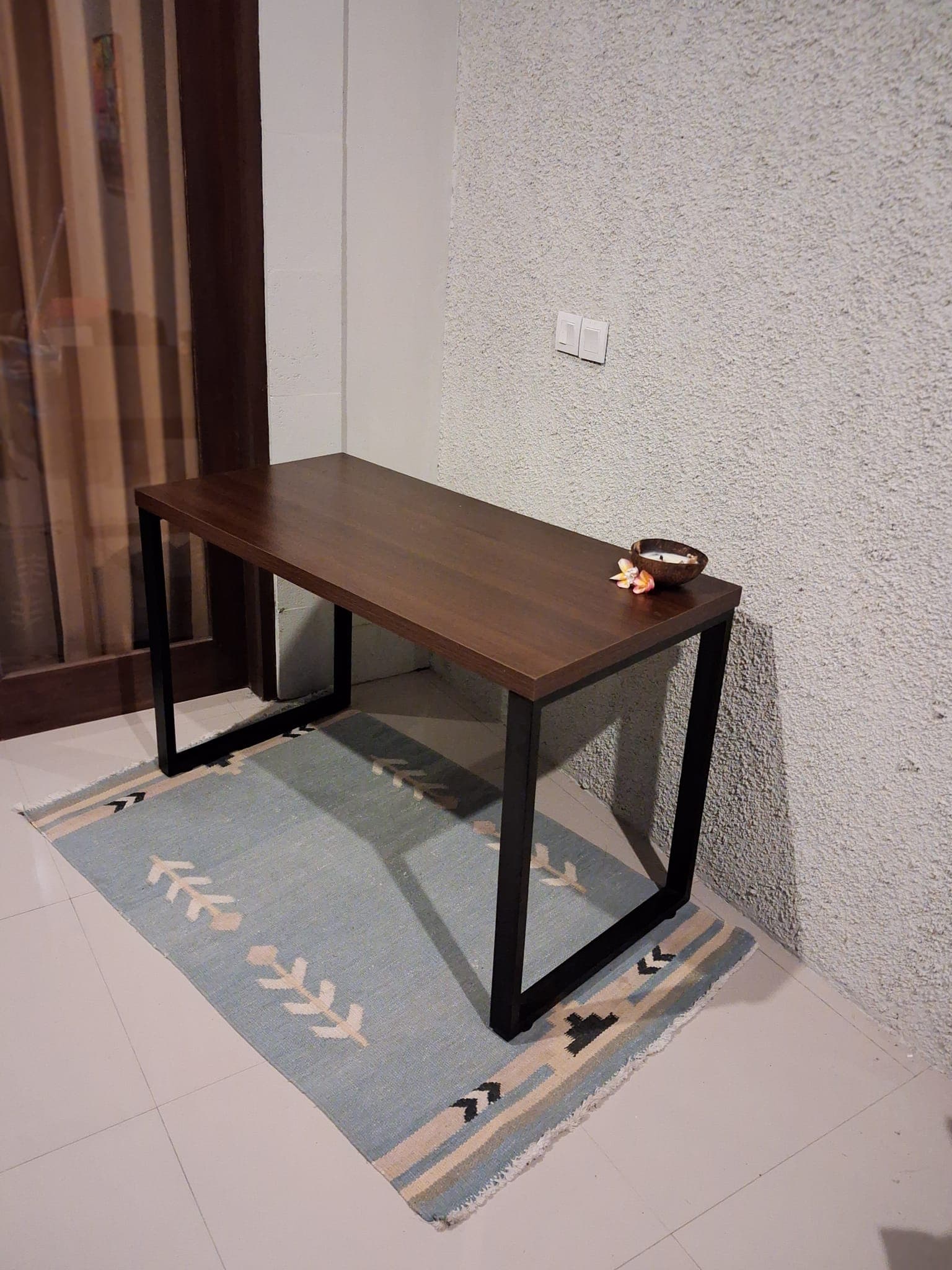 Bureau noir et imitation bois (1/3)