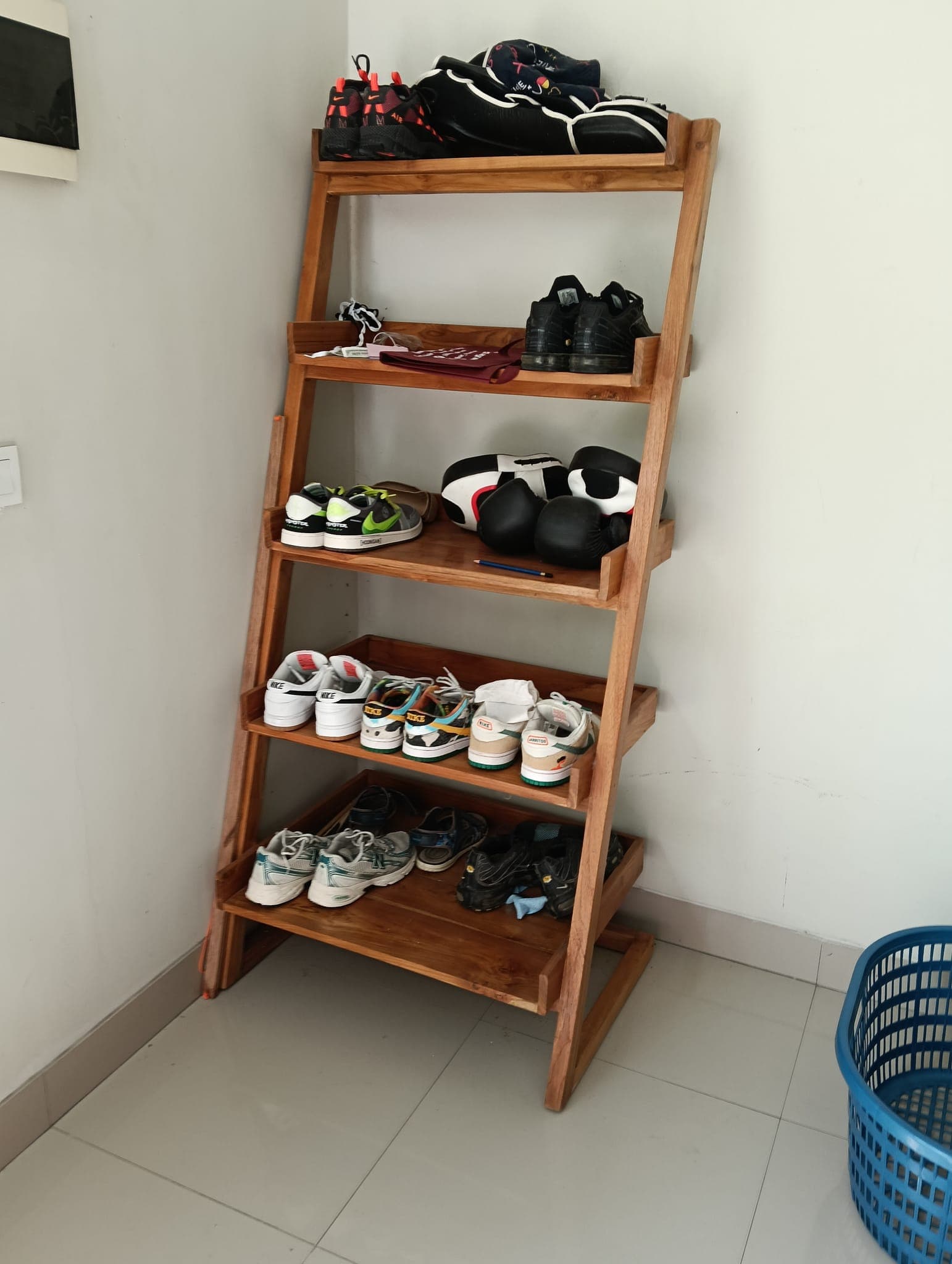 2 solid wood shelves — photo 1