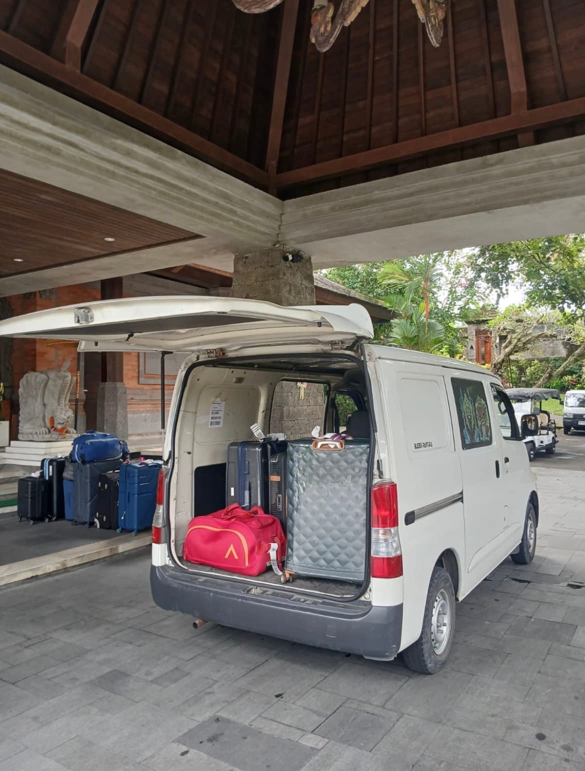 Bambang Pickup – Box Truck Rental (1/3)
