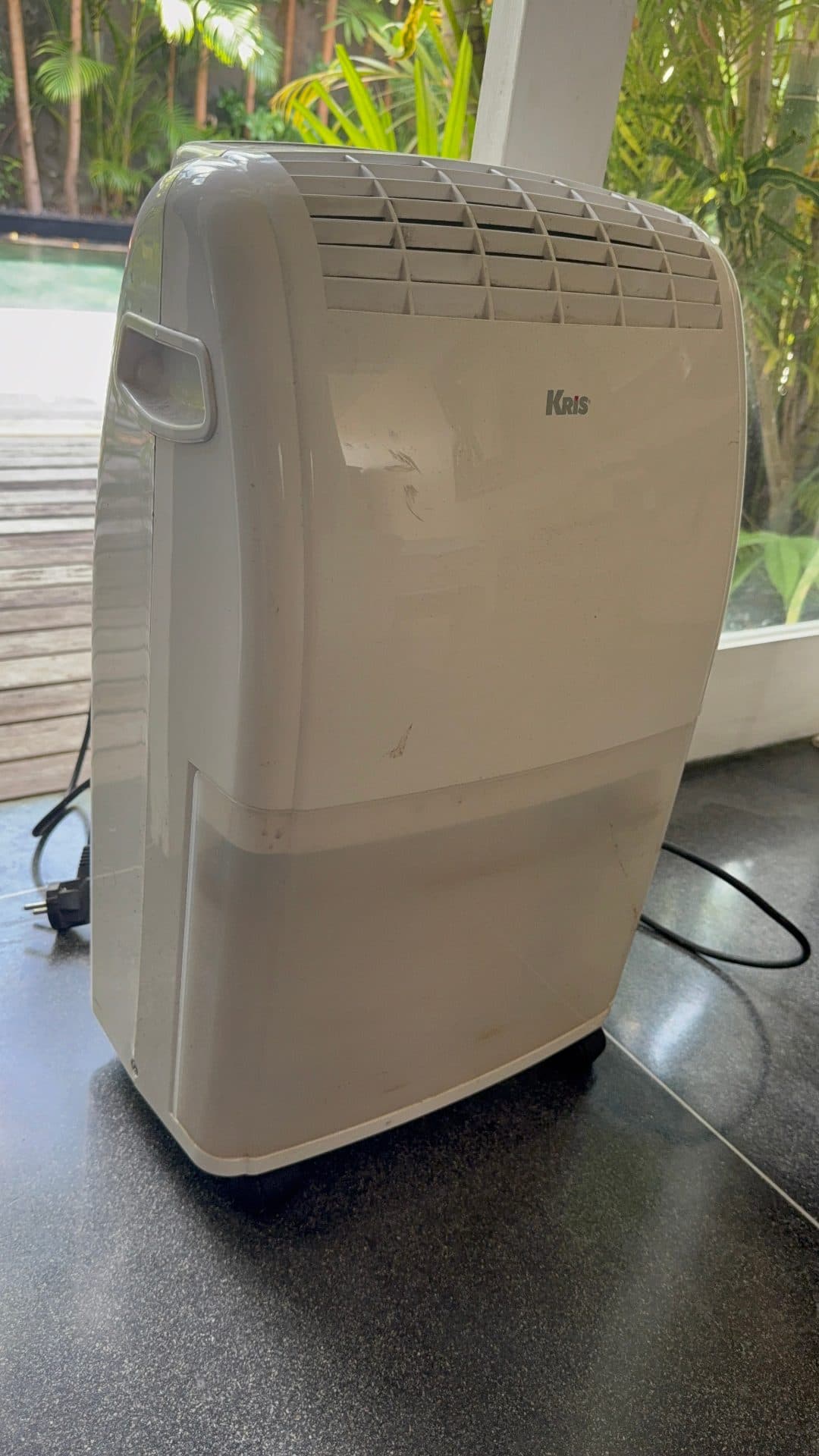 KRIS DEHUMIDIFIER (1/2)