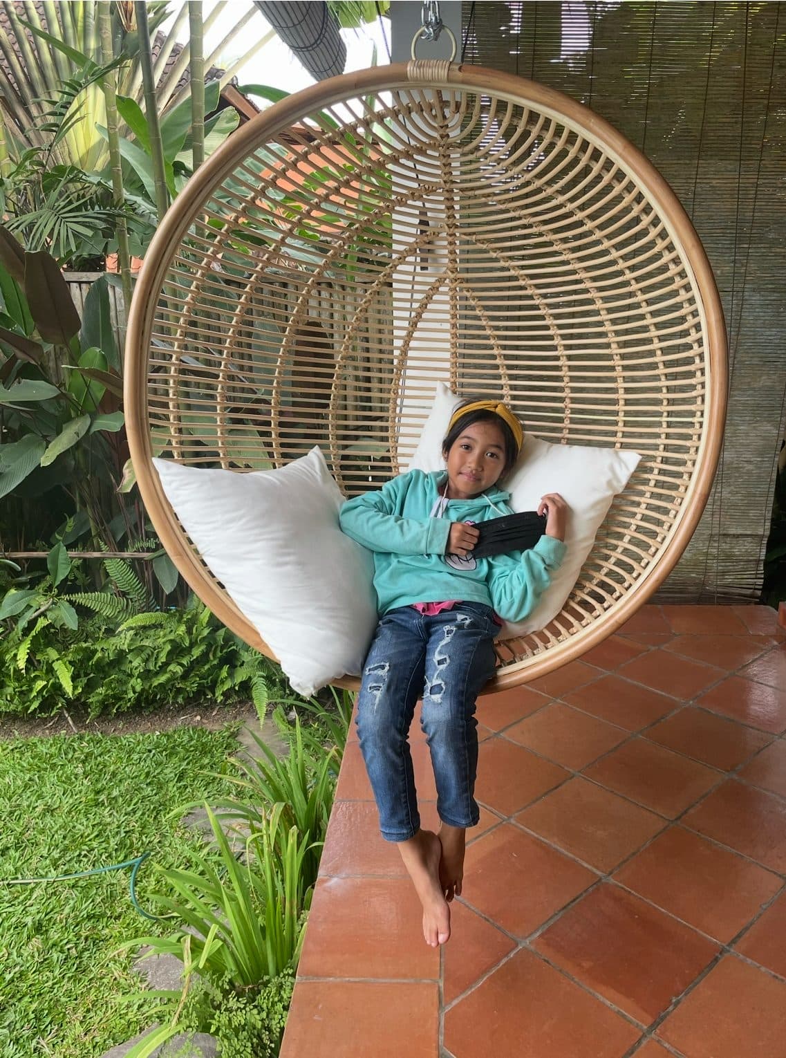 ROUND WOVEN RATTAN BASKET CHAIR, OPTION FOR HANGING AND WITH STAND (1/3)