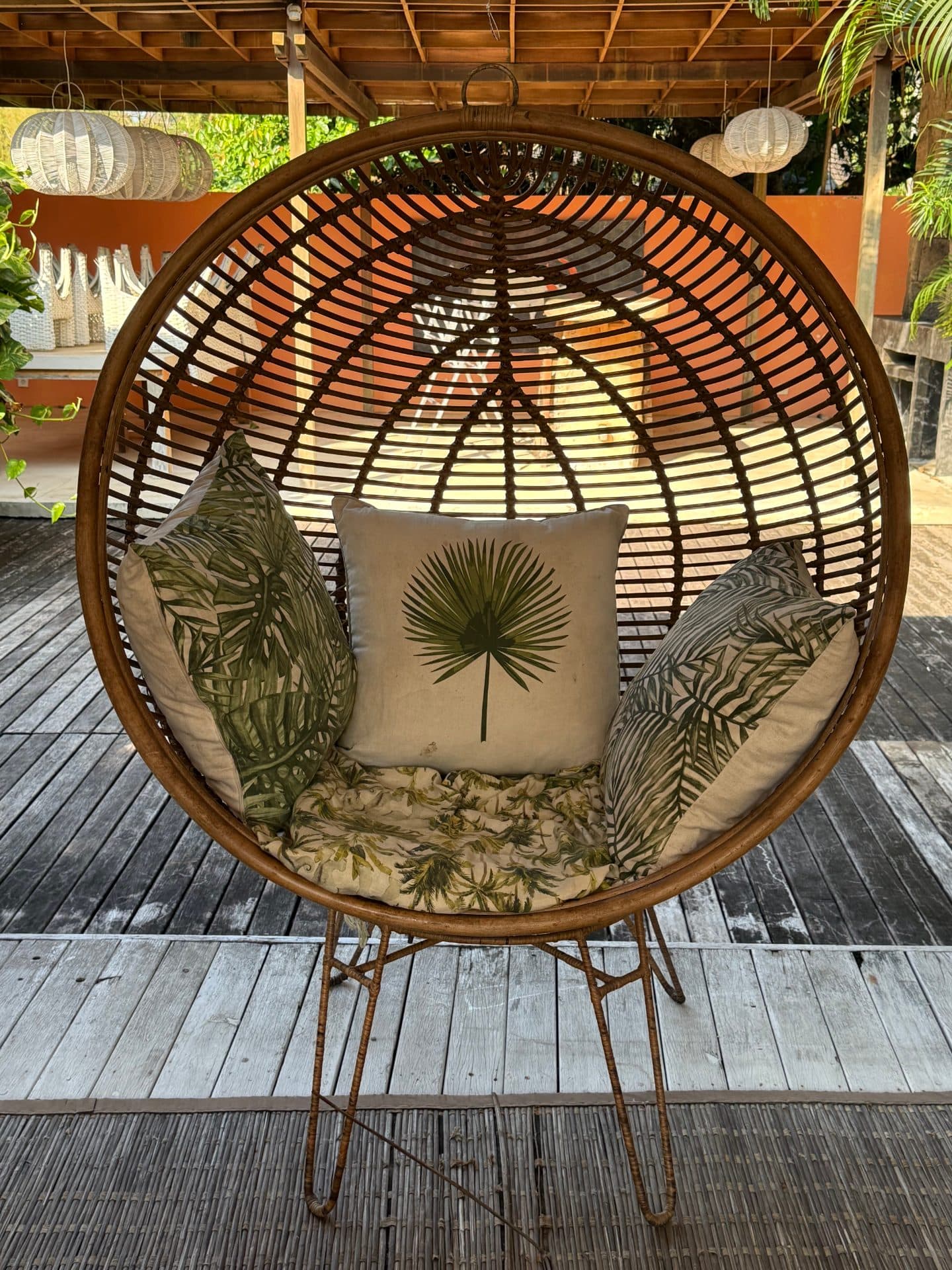 ROUND WOVEN RATTAN BASKET CHAIR, OPTION FOR HANGING AND WITH STAND (1/3)