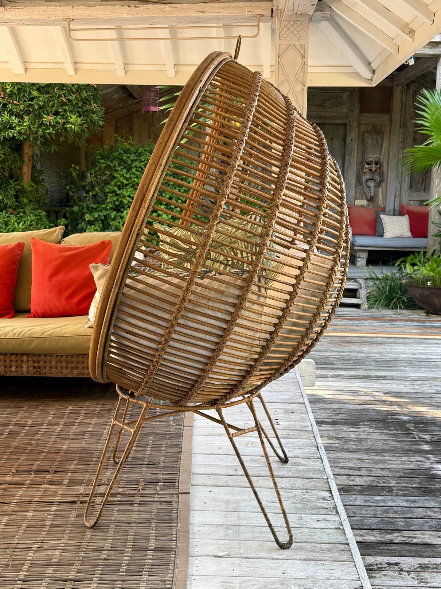 ROUND WOVEN RATTAN BASKET CHAIR, OPTION FOR HANGING AND WITH STAND (1/3)