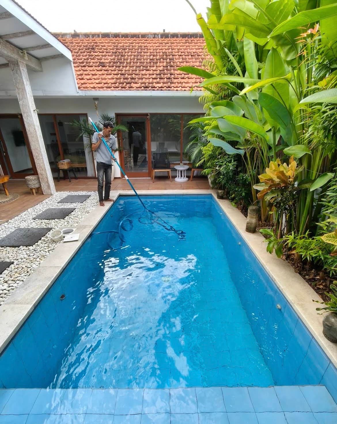 Ray’s Pool Attendant – Jasa Perawatan Kolam Renang (1/3)