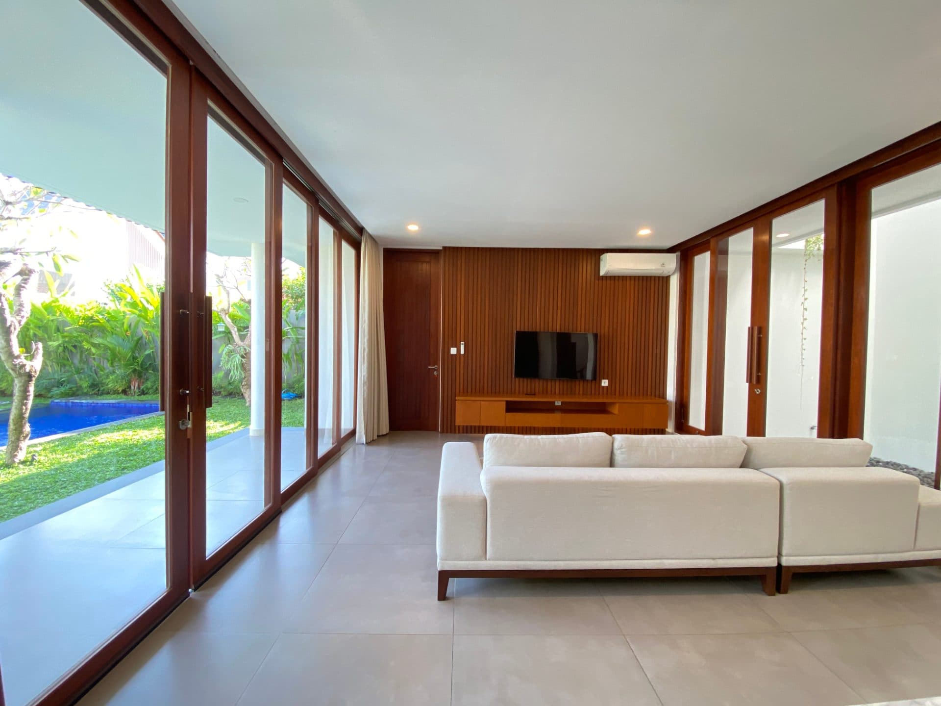 3-Bedroom Private Villa with big garden in Cemagi (1/3)