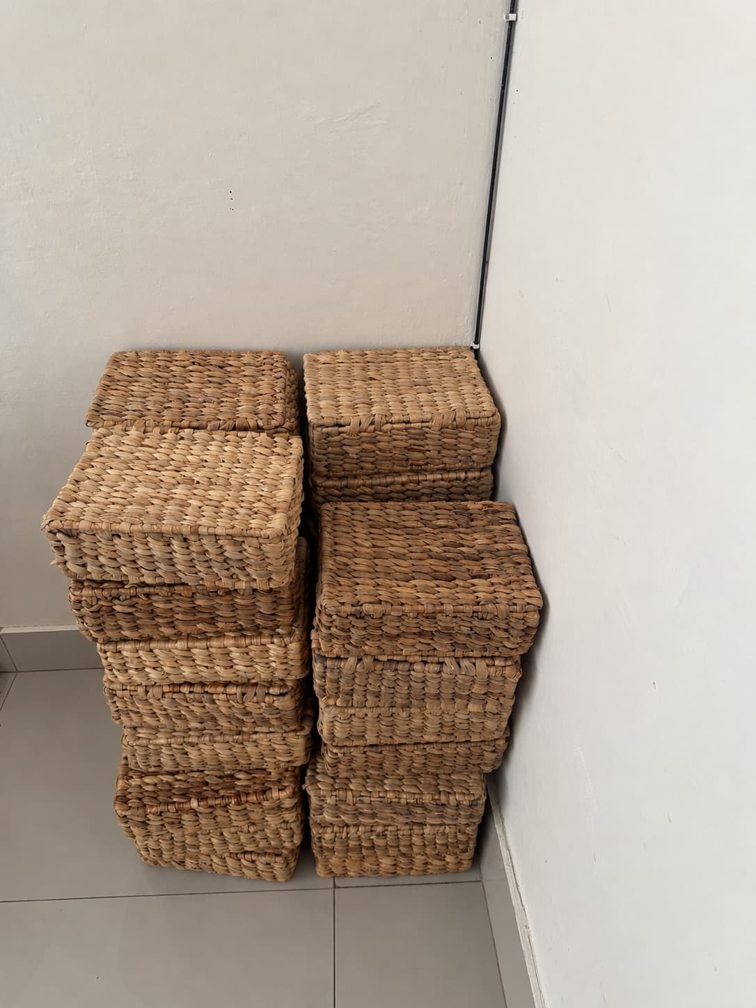 Woven storage box with lid (1/3)