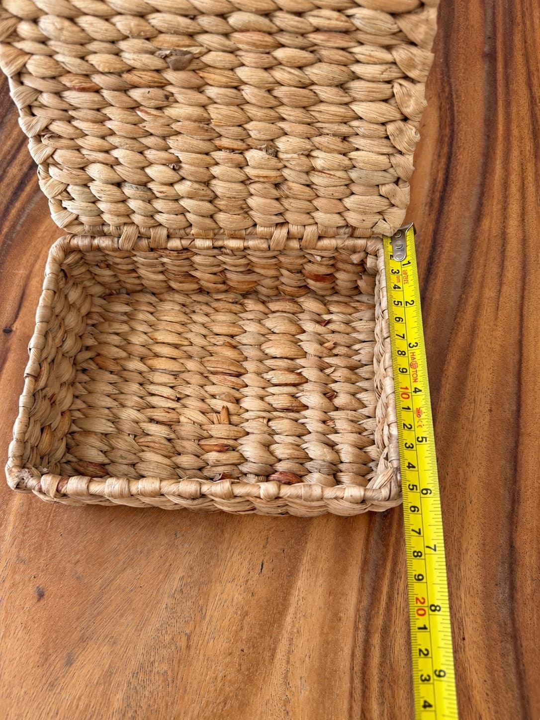 Woven storage box with lid (1/3)