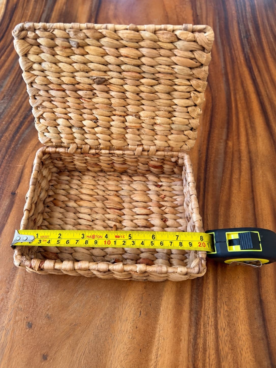 Woven storage box with lid (1/3)