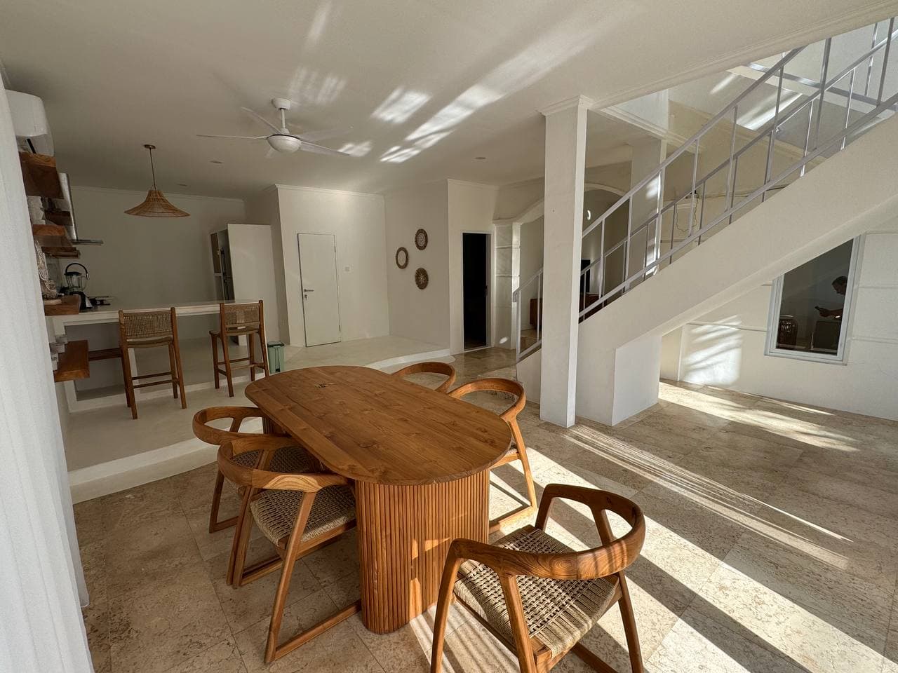 TWO-STOREY VILLA WITH 4 BEDROOMS AND PRIVATE POOL FOR RENT IN JIMBARAN, Bali (1/3)