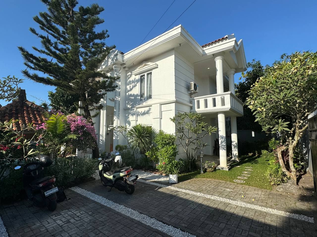 2-STOREY VILLA WITH 4 BEDROOMS AND PRIVATE POOL FOR RENT IN JIMBARAN, Bali — photo 1